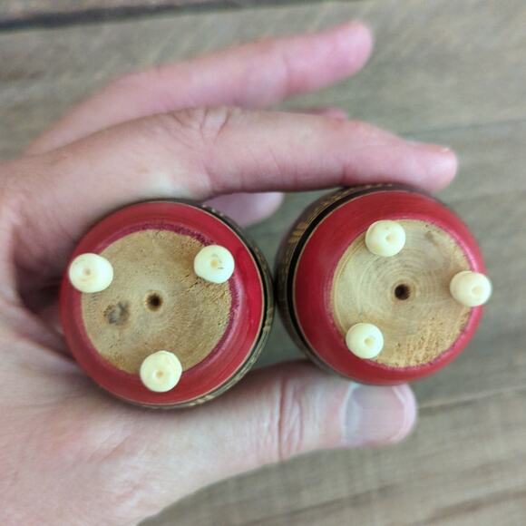 Vintage Carved Wood Souvenir Mexico Salt and Pepper Shakers Red and Green - Picture 8 of 10